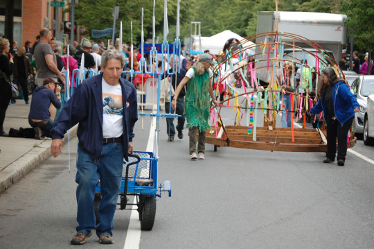 Steve Hahn pulls his “Tsunami Wave Machine (Homage to Hokusai)” ahead of the "Big Fish" group. (Greg Cook)